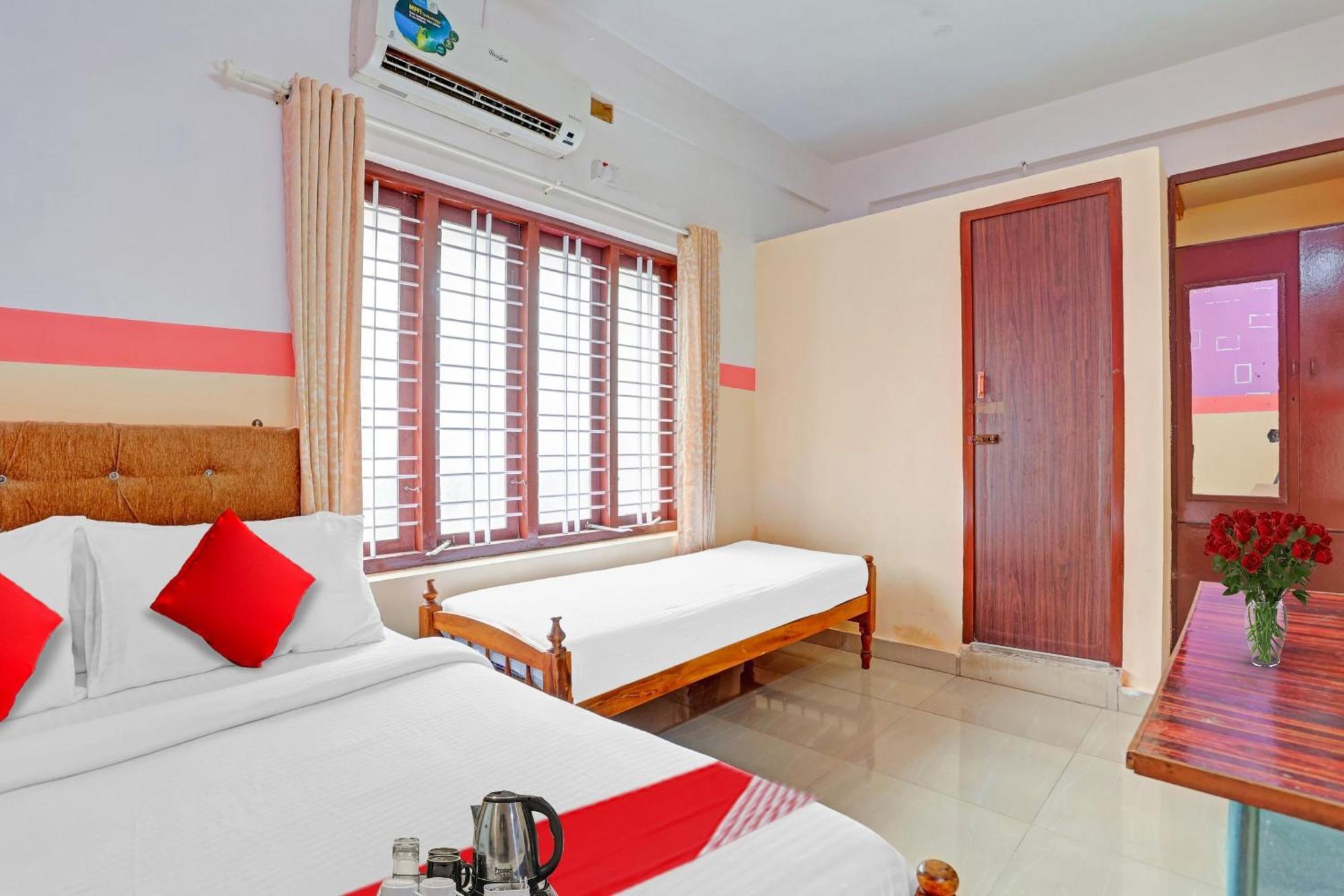 Spot On The New View Regency Hotel Thiruvananthapuram Kültér fotó