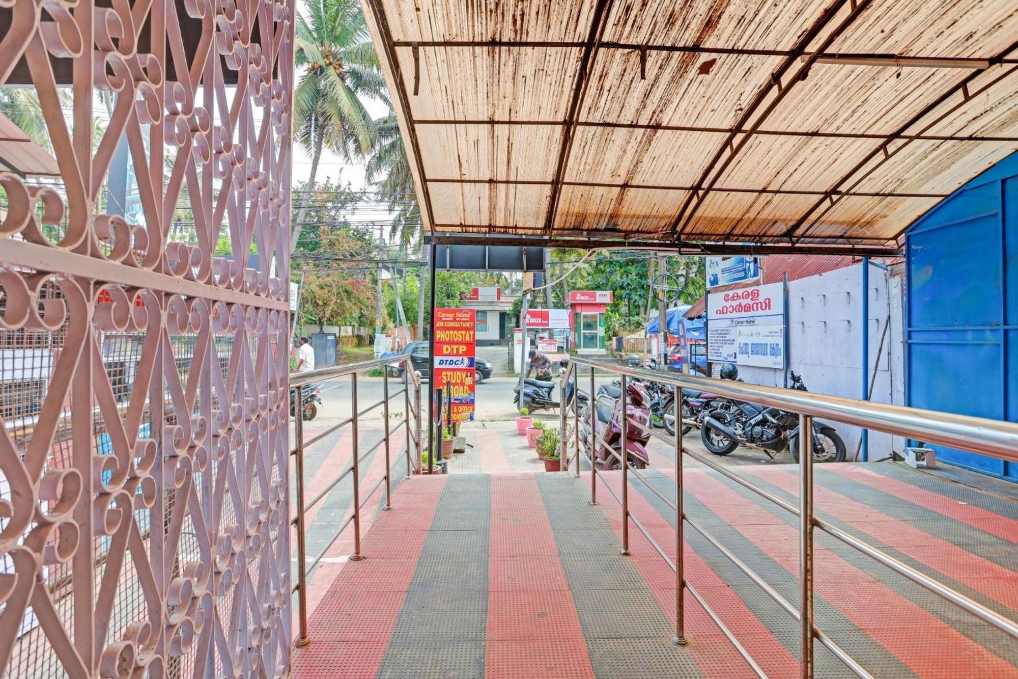 Spot On The New View Regency Hotel Thiruvananthapuram Kültér fotó